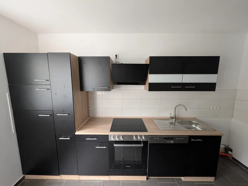 Lichtdurchflutete, frisch sanierte 2-Zimmer-Wohnung mit neuer EBK & Balkon (2 Jahre befristet) — photo 1